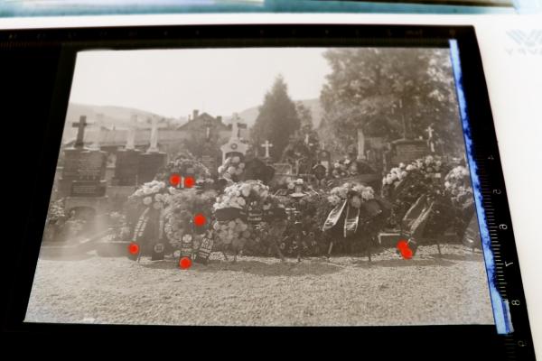 altes Negativ - Friedhof - Grab eines Mannes aus dem Raum Lindau - Grabkränze Hakenkreuze